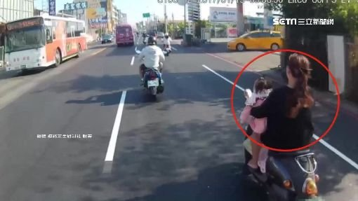 婦抱嬰玩命騎車 沒戴安全帽還露微笑_台東名產